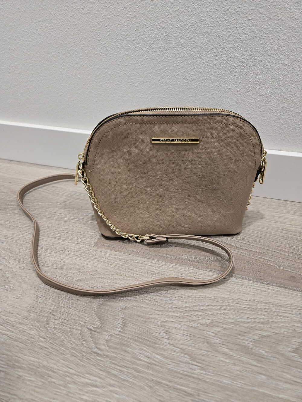 Steve Madden Beige Crossbody Bag with Gold Chain Accent